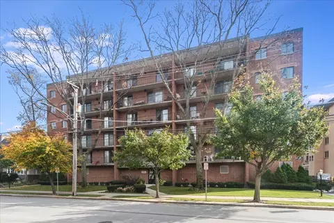 825 Center St #303, Des Plaines, IL 60016
