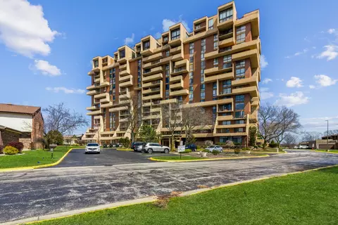 465 W Dominion Dr #803, Wood Dale, IL 60191