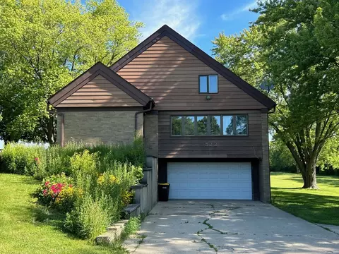 523 Saint Johns Rd, Woodstock, IL 60098
