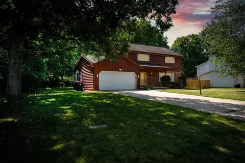 800 W Deerbrook Dr, Peoria, IL 61615