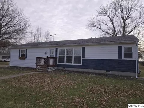 620 Maple St, Carthage, IL 62321 photo 1