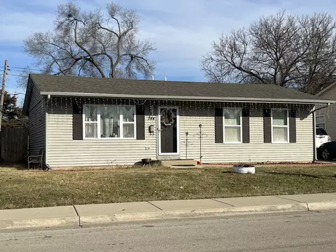 744 Navajo Dr, Carpentersville, IL 60110
