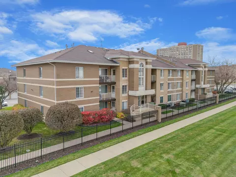 4231 W 76th St #305, Chicago, IL 60652