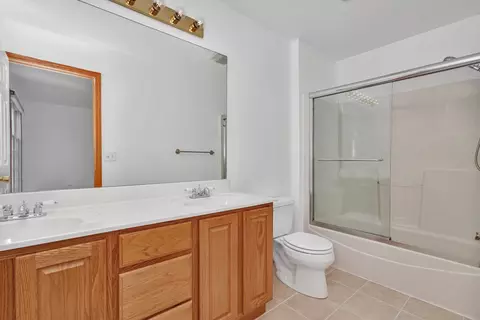 Bath - 2041 Lisbon Rd, Morris, IL 60450 photo 2 of 3