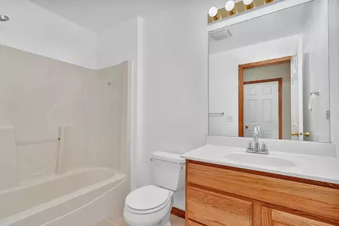Bath - 2041 Lisbon Rd, Morris, IL 60450 photo 1 of 3
