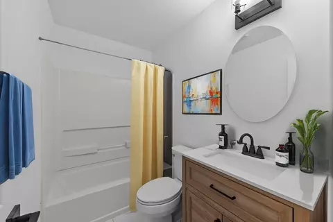 Bath - 931 Upper Brandon Dr, Aurora, IL 60506 photo 1 of 2