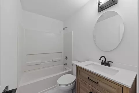 Bath - 931 Upper Brandon Dr, Aurora, IL 60506 photo 2 of 2