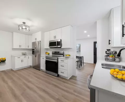 Kitchen - 931 Upper Brandon Dr, Aurora, IL 60506 photo 2 of 2