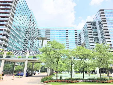 9715 Woods Dr #905, Skokie, IL 60077