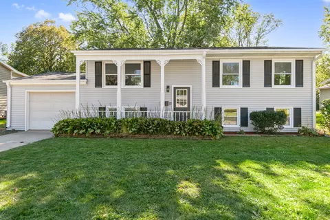 118 Sunshine Ln, Woodstock, IL 60098