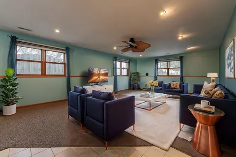 Living - 4351 150th St, Midlothian, IL 60445 photo 2 of 4