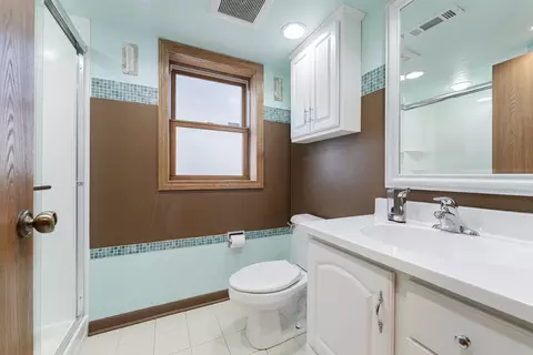 Bath - 4351 150th St, Midlothian, IL 60445 photo 1 of 3