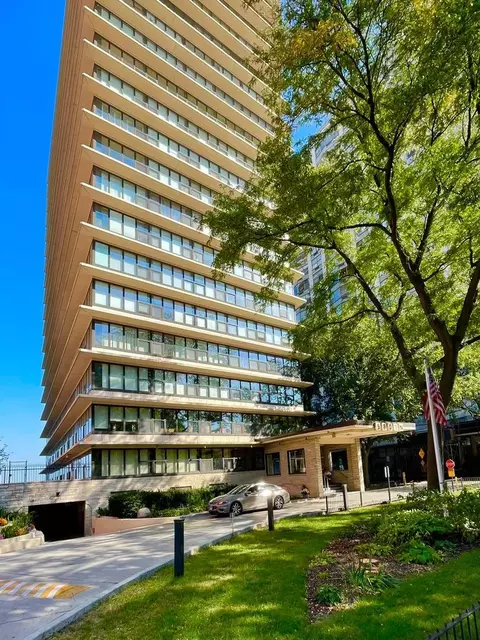 5801 N Sheridan Rd #11B, Chicago, IL 60660