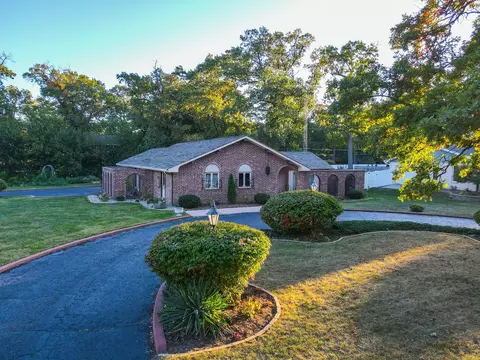 1698 Woodcrest Dr, Saint Anne, IL 60964