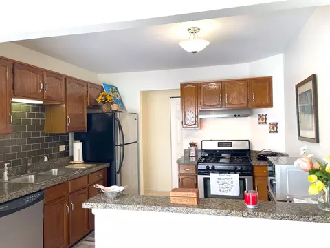 Kitchen - 1400 Ashton Ct #A2, Wheeling, IL 60090 photo 1 of 3