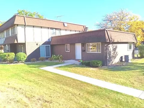 5811 N Doe Circle Cir, Westmont, IL 60559