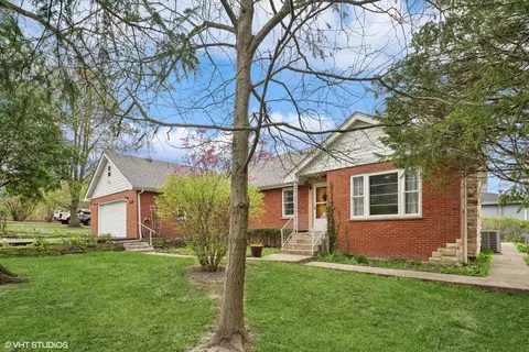 904 Cedar St, Willow Springs, IL 60480