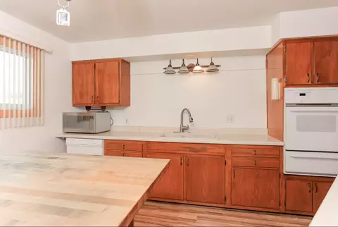 Kitchen - 15256 Ridgeway Ave, Midlothian, IL 60445 photo 4 of 4