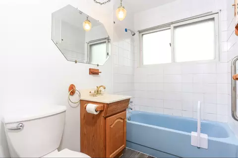Bath - 15256 Ridgeway Ave, Midlothian, IL 60445 photo 1 of 2