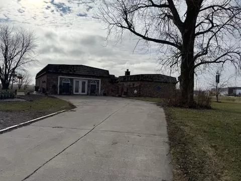 3301 Ireland Grove Rd, Bloomington, IL 61704