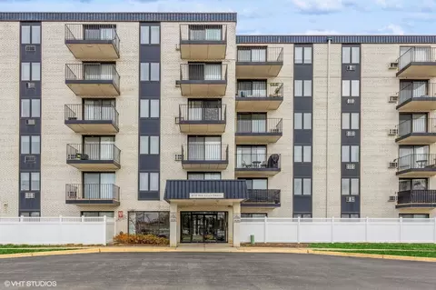9737 N Fox Glen Dr #6A, Niles, IL 60714