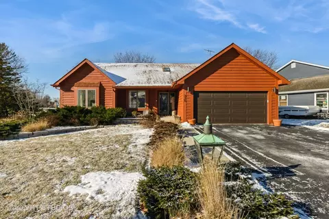 320 Mainsail Dr, Third Lake, IL 60030