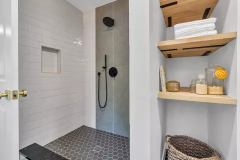 Bath - 3102 Saint James St, Rolling Meadows, IL 60008 photo 2 of 6