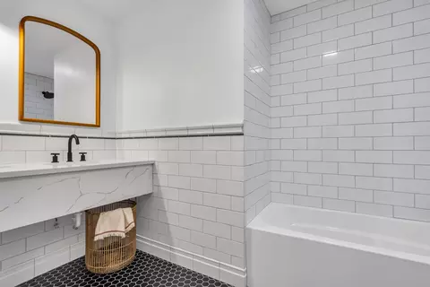 Bath - 3102 Saint James St, Rolling Meadows, IL 60008 photo 4 of 6