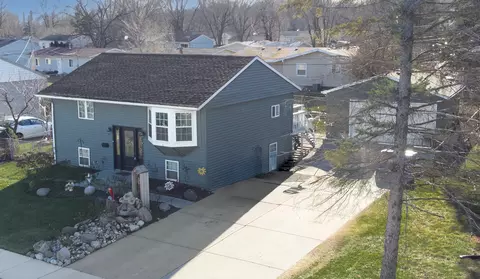 625 Westwind Dr, Carpentersville, IL 60110