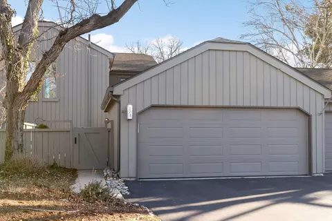 371 Shoreline Rd, Lake Barrington, IL 60010