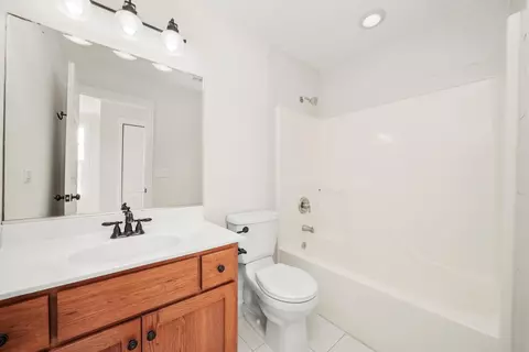 Bath - 20451 Wolf Rd, Mokena, IL 60448 photo 2 of 4