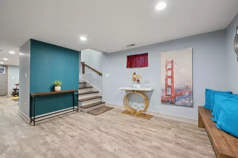 Entry Way - 1432 W Juneway Ter, Chicago, IL 60626 photo 2 of 2