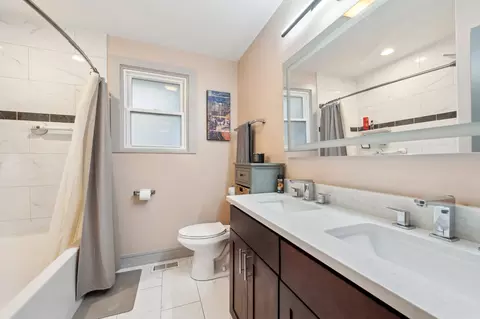 Bath - 1432 W Juneway Ter, Chicago, IL 60626 photo 1 of 3
