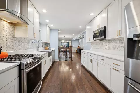 Kitchen - 1432 W Juneway Ter, Chicago, IL 60626 photo 2 of 2