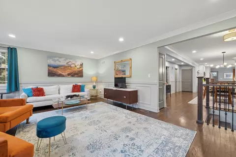 Living - 1432 W Juneway Ter, Chicago, IL 60626 photo 2 of 3