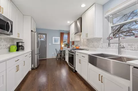 Kitchen - 1432 W Juneway Ter, Chicago, IL 60626 photo 1 of 2