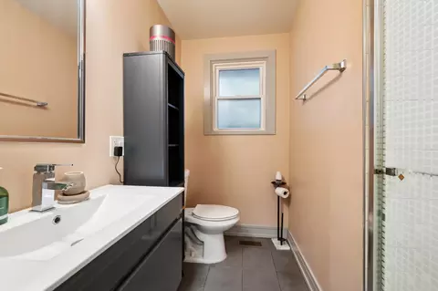 Bath - 1432 W Juneway Ter, Chicago, IL 60626 photo 2 of 3
