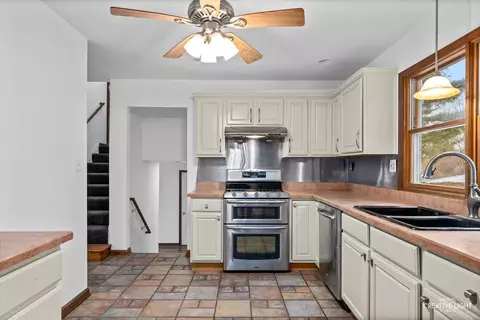 Kitchen - 7 S327 Midfield Dr, Aurora, IL 60506 photo 1 of 2