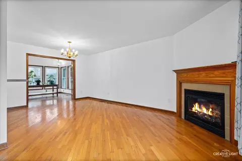 Living - 7 S327 Midfield Dr, Aurora, IL 60506 photo 3 of 4