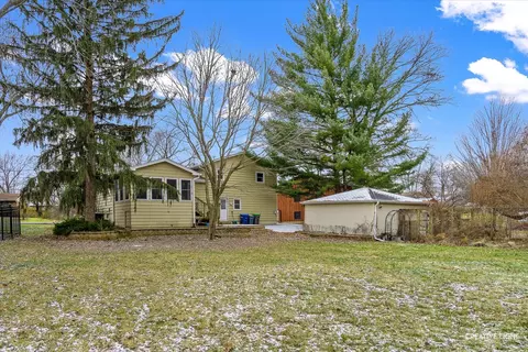 Exterior - 7 S327 Midfield Dr, Aurora, IL 60506 photo 4 of 5