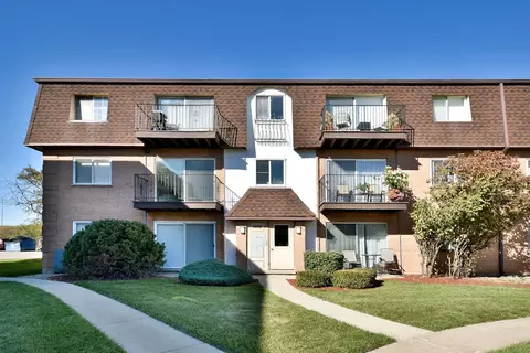 9472 Bay Colony Dr #1W, Des Plaines, IL 60016