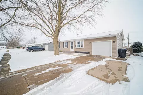1310 Beverly Ln, Bloomington, IL 61701 photo 2
