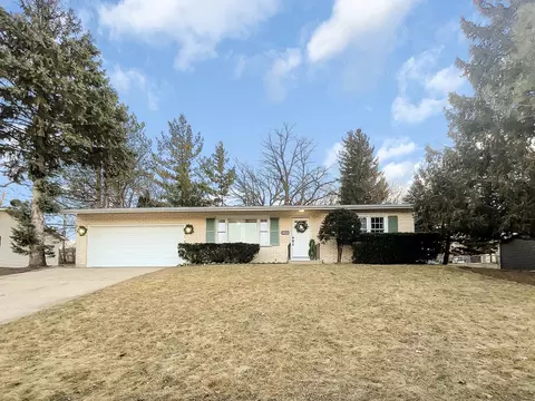 4413 Sussex Dr, Mchenry, IL 60050
