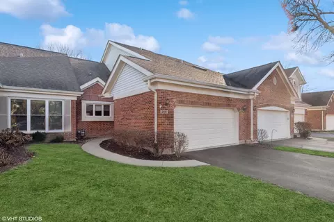 2115 N Charter Point Dr, Arlington Heights, IL 60004