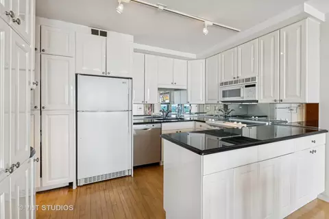 200 E Delaware Pl #28B, Chicago, IL 60611 photo 8