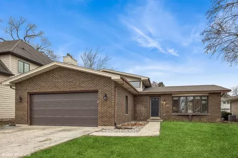 130 Hidden View Dr, Westmont, IL 60559