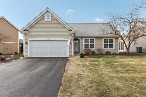 719 Nashua Ct, Crystal Lake, IL 60012
