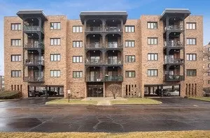 9335 Landings Ln #205, Des Plaines, IL 60016