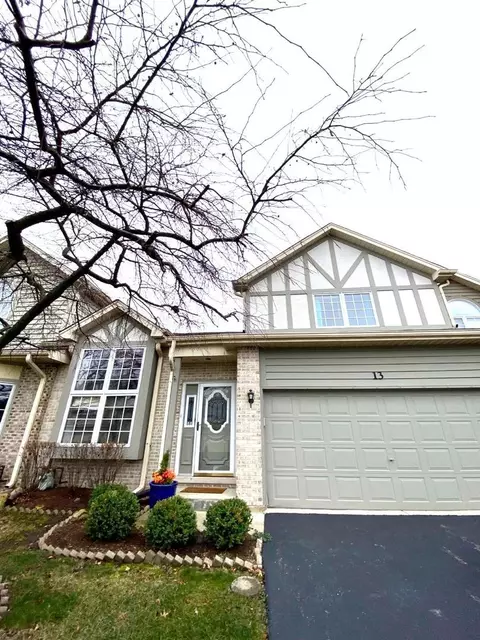 13 Townsend Cir, Naperville, IL 60565