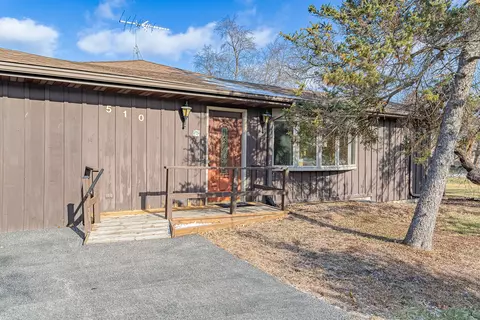 23 W510 Walnut St, Roselle, IL 60172